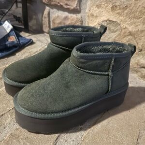 Cushionaire Hippy Women’s Suede Platform Ankle Boots – Water-Resistant Green New